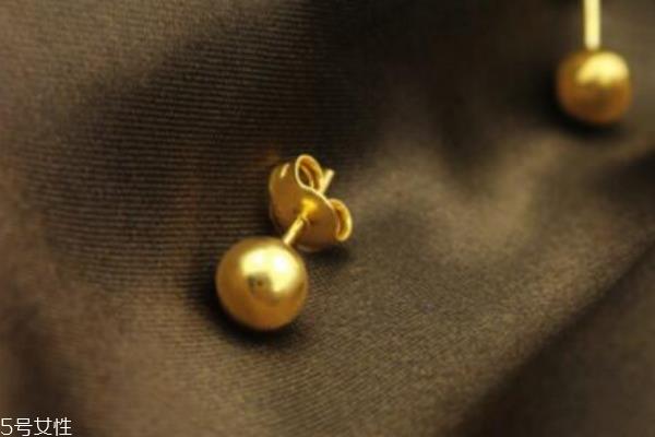 黄金耳钉怎么戴 佩戴要小心