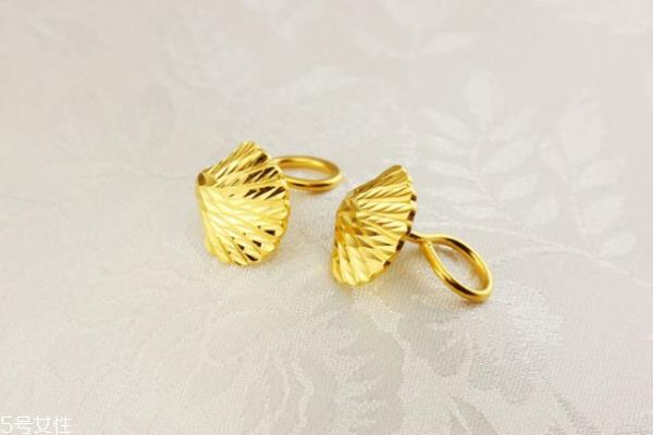 黄金耳钉怎么戴 佩戴要小心