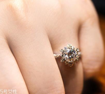 钻戒会变色吗？钻戒变色怎么办？