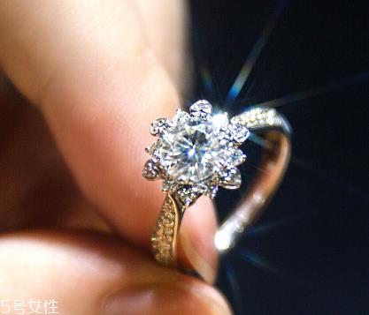 钻戒会变色吗？钻戒变色怎么办？