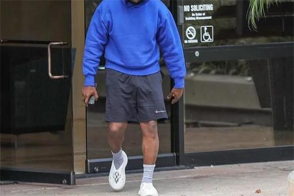 yeezy洞洞鞋开箱测评 yeezy洞洞鞋怎么搭配