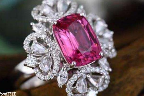 尖晶石有收藏价值吗 皇室成员都爱它