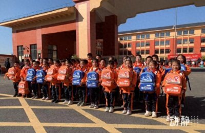 ​小包裹，大爱心！ 天柱县的四千多名孩子们有了新书包