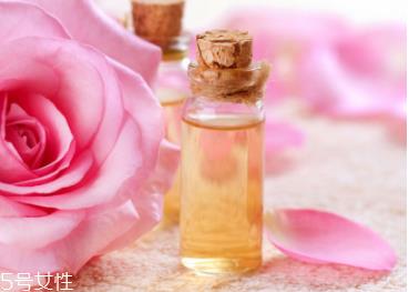 精油晚上用还是白天用好 大部分精油不宜在白天使用 精油晚上用还是白天用好 大部分精油不宜在白天使用