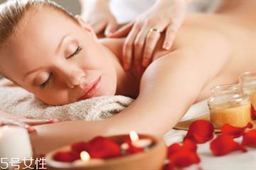 精油晚上用还是白天用好 大部分精油不宜在白天使用 精油晚上用还是白天用好 大部分精油不宜在白天使用