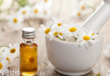 精油晚上用还是白天用好 大部分精油不宜在白天使用 精油晚上用还是白天用好 大部分精油不宜在白天使用