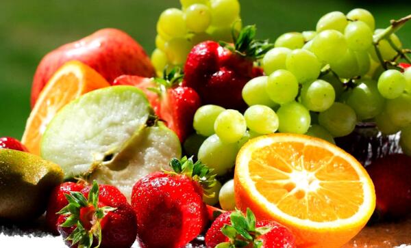 秋冬吃什么水果好,李子、樱桃、苹果等(含水分高)