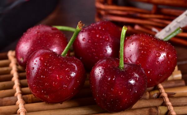 秋冬吃什么水果好,李子、樱桃、苹果等(含水分高)