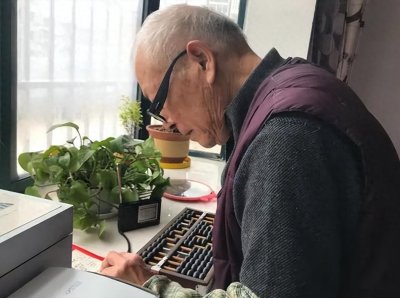 ​54岁女子出轨28岁男子，聊天记录不堪入目，网友辣评：太丢人