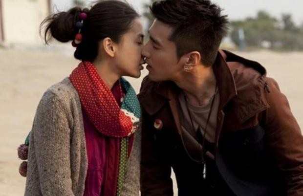 杨颖被强吻扒皮图片