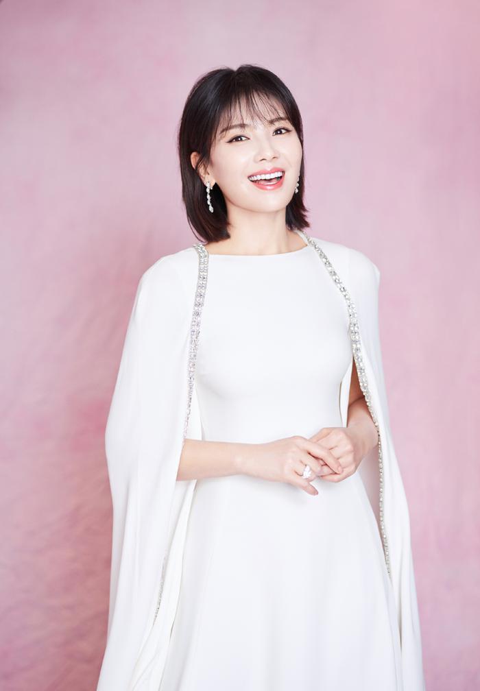 刘涛虽然已经41岁，可剪款短发加个刘海却减龄效果满分，嫩回20岁