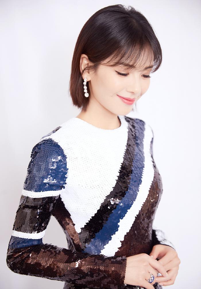 刘涛虽然已经41岁，可剪款短发加个刘海却减龄效果满分，嫩回20岁