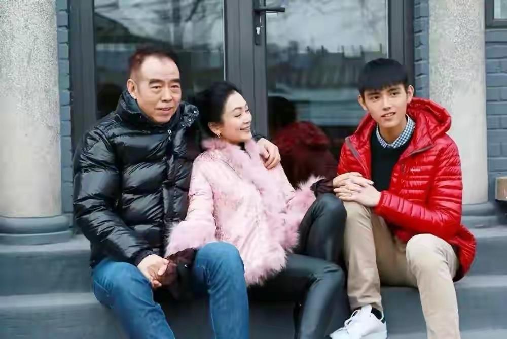 陈凯歌和陈红牵手散步，53岁陈红身材纤细状态少女，69岁陈凯歌全程拄拐杖