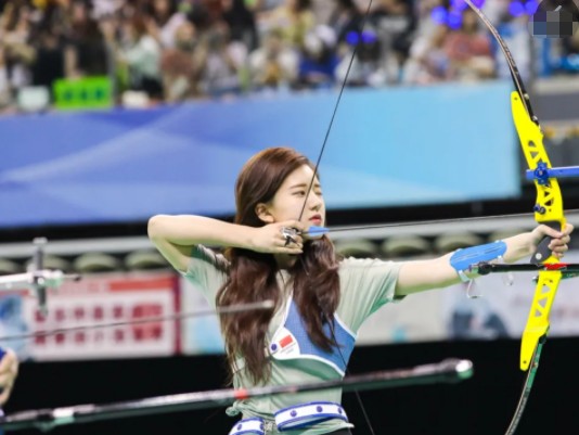 被汪涵当做干女儿，从小网红逆袭成网剧一姐，赵露思什么来头？