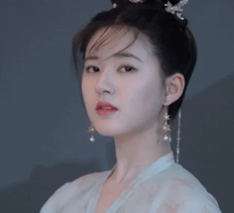 被汪涵当做干女儿，从小网红逆袭成网剧一姐，赵露思什么来头？