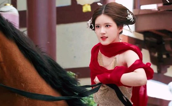 被汪涵当做干女儿，从小网红逆袭成网剧一姐，赵露思什么来头？