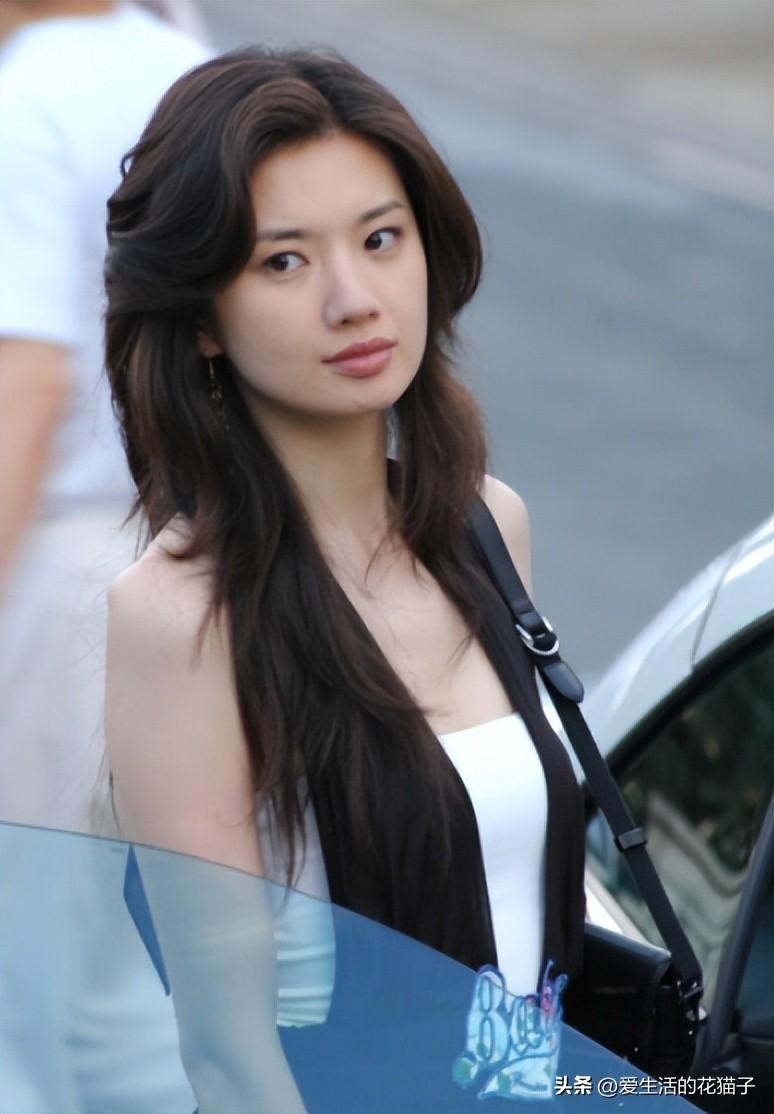 前央视主持苑冉：16岁出道，却靠演“后妈”出圈，今43岁婚姻成谜