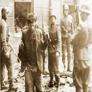 ​罕见照片，纳粹屠杀妇女之前，将她们的衣服扒光，然后集体枪决