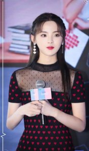 ​杨超越与宋茜都自称身高168cm，当两人同框后，身高差距亮了