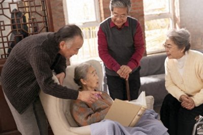 ​一个家庭最大的灾难不是穷，而是父母六七十岁了，还有这3种情况