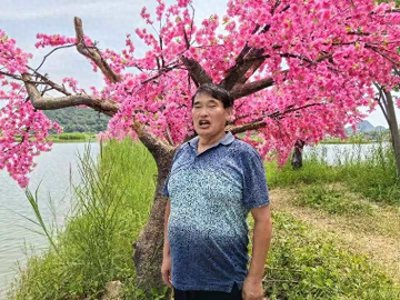 ​被围攻中伤四年多，“大衣哥”朱之文把网暴者告上法庭