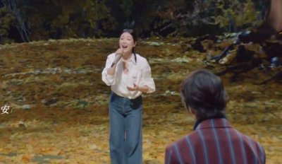 ​她的一首《祝你平安》爆火，50岁复出，只因身边人一句话