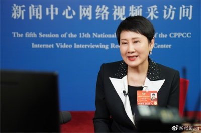 ​59岁张凯丽晒采访照，网友一眼识破她的“心机”，衣服有亮点