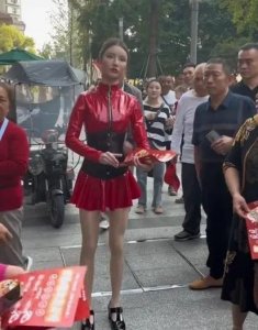 ​重庆美女机器人上街发传单，比真人还像，围观人群发现真相惊呆了