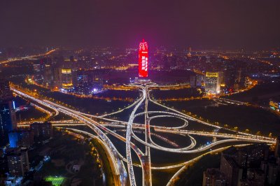 ​加油郑州，加油河南！时隔40余天，郑州“大玉米”再次点亮夜空