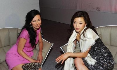 ​邓文迪浮华的背后也普普通通，一随意举动却在自然展现高情商