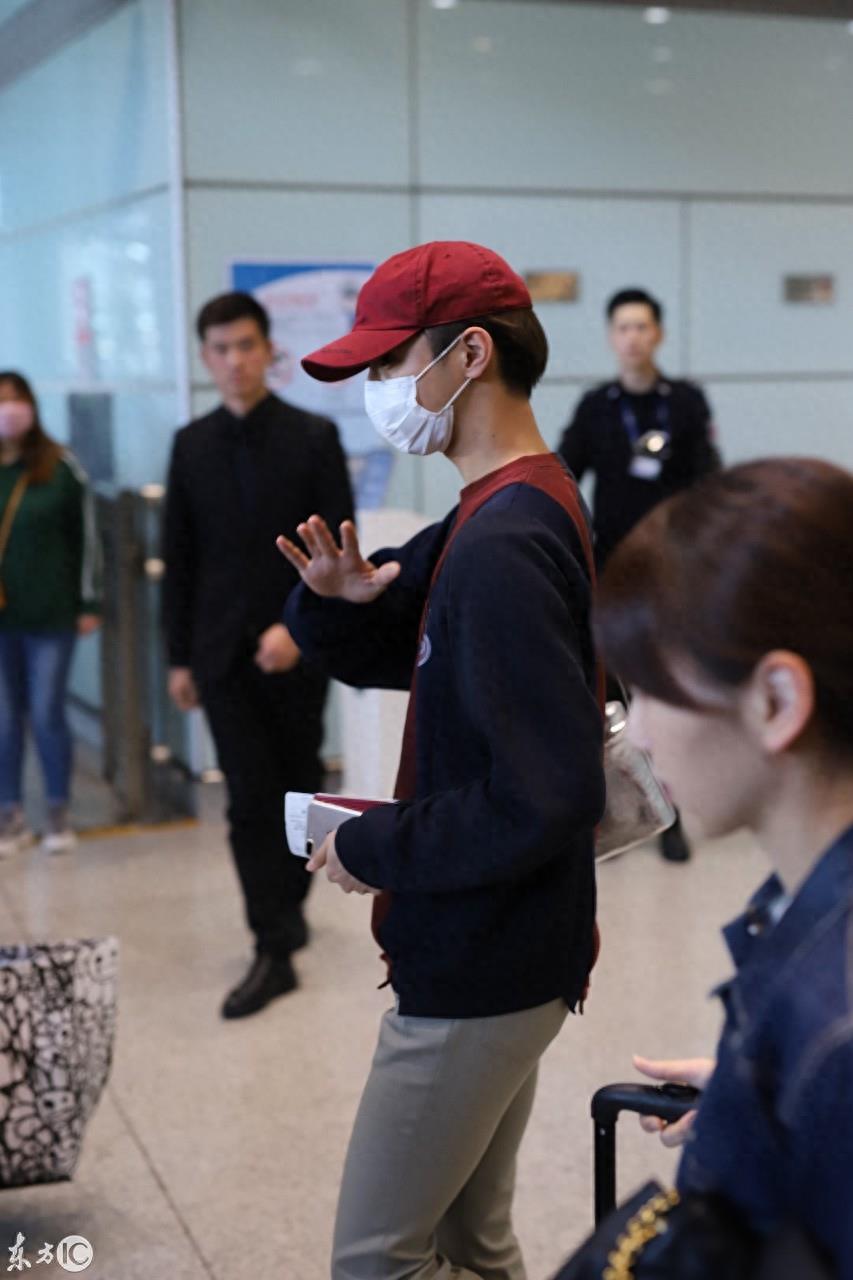 日本偶像片寄凉太现身北京,瞬间被粉丝包围,见人拿下口罩受好评