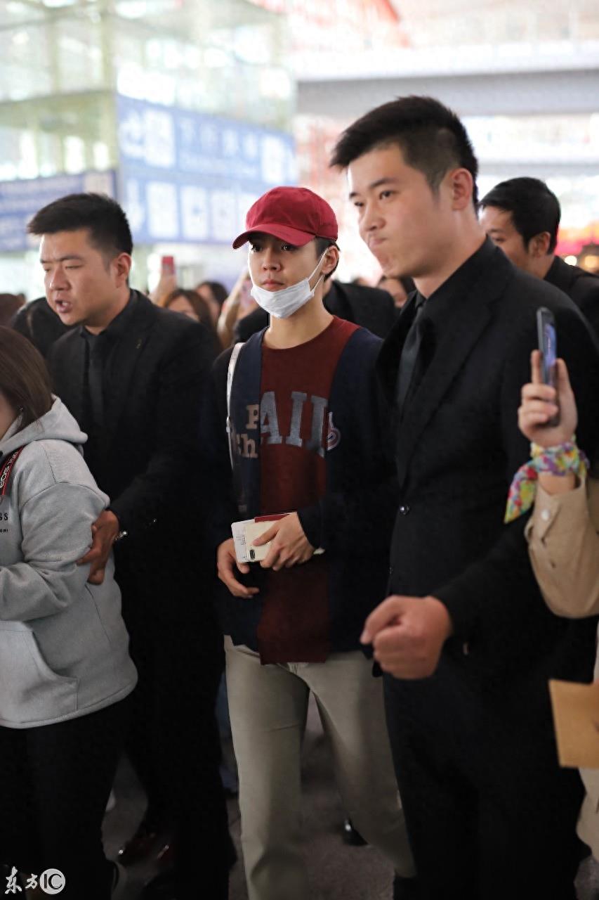 日本偶像片寄凉太现身北京,瞬间被粉丝包围,见人拿下口罩受好评