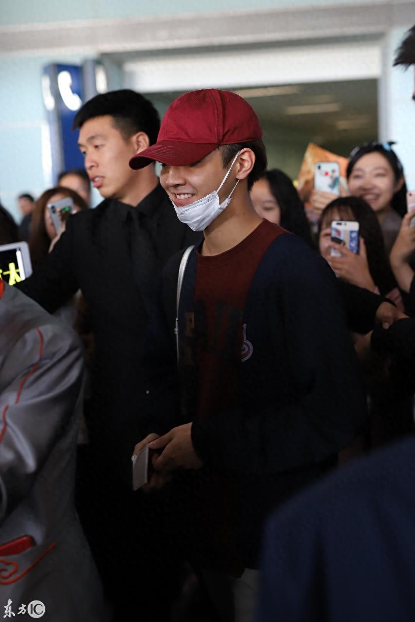 日本偶像片寄凉太现身北京,瞬间被粉丝包围,见人拿下口罩受好评