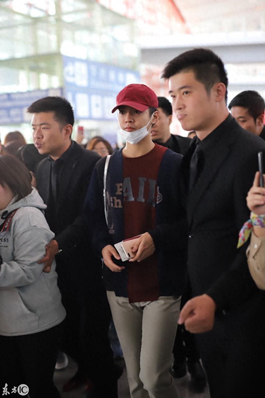 日本偶像片寄凉太现身北京,瞬间被粉丝包围,见人拿下口罩受好评