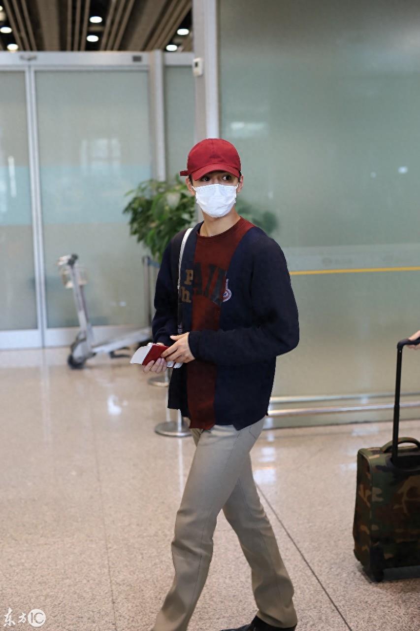 日本偶像片寄凉太现身北京,瞬间被粉丝包围,见人拿下口罩受好评