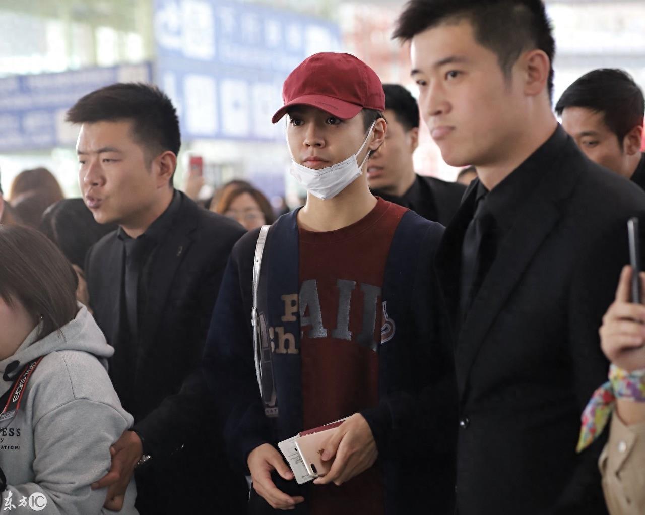 日本偶像片寄凉太现身北京,瞬间被粉丝包围,见人拿下口罩受好评