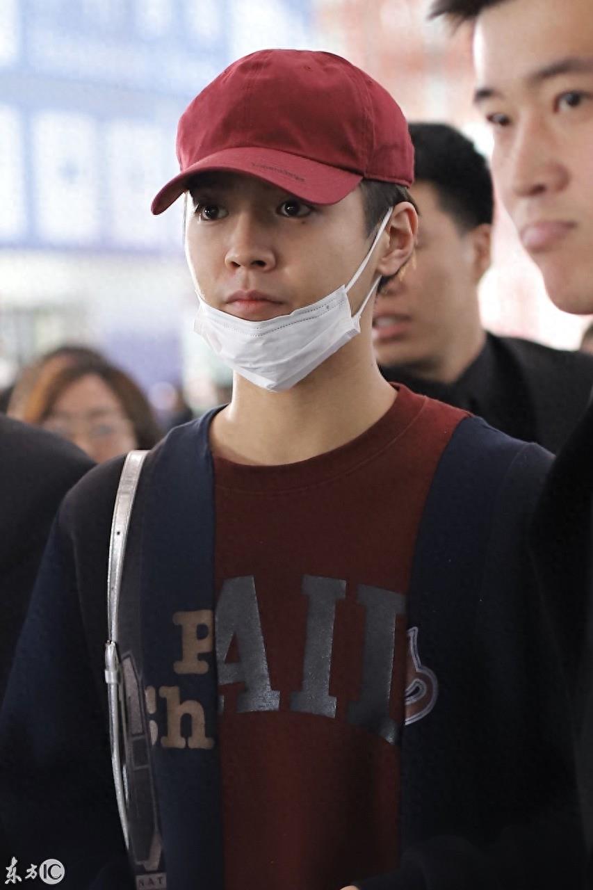 日本偶像片寄凉太现身北京,瞬间被粉丝包围,见人拿下口罩受好评
