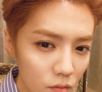 ​鹿晗晒素颜自拍帅照！身后“一物”引热议，网友直呼深藏不露