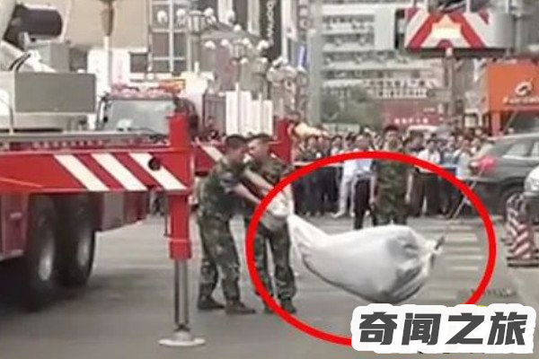 二七广场墙缝女尸身体僵硬已发臭(死者身份是情妇)(1)_