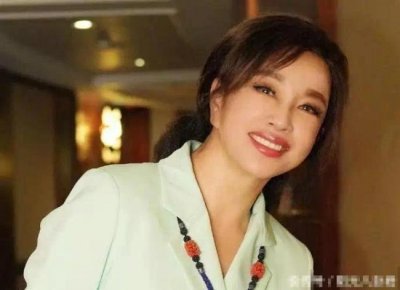 ​抢演少女、拒签合同？73岁刘晓庆霸气发文回怼网友