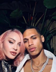 ​麦当娜晒与小41岁男友合照 两人搂脖互动十分甜蜜