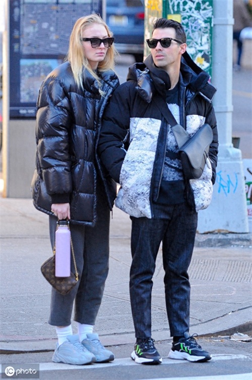 美国摇滚歌手乔·乔纳斯和妻子现身纽约，多才多艺长相英俊