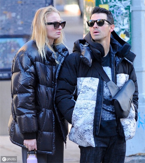 美国摇滚歌手乔·乔纳斯和妻子现身纽约，多才多艺长相英俊