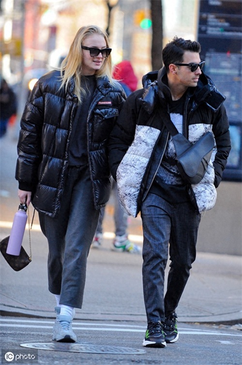 美国摇滚歌手乔·乔纳斯和妻子现身纽约，多才多艺长相英俊