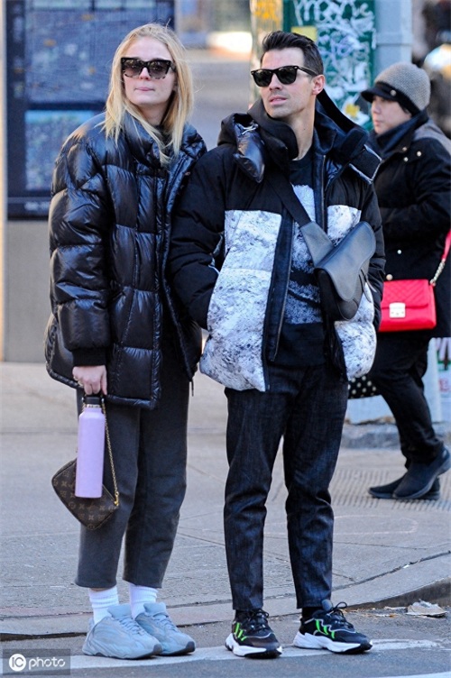 美国摇滚歌手乔·乔纳斯和妻子现身纽约，多才多艺长相英俊