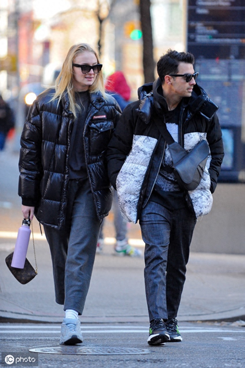 美国摇滚歌手乔·乔纳斯和妻子现身纽约，多才多艺长相英俊