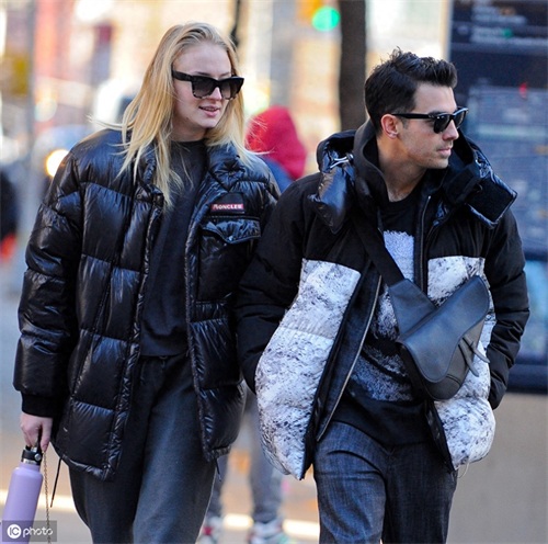 美国摇滚歌手乔·乔纳斯和妻子现身纽约，多才多艺长相英俊