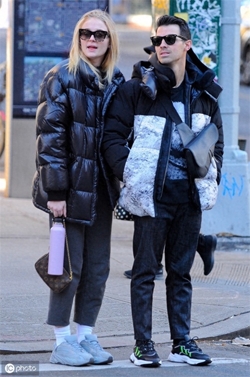 美国摇滚歌手乔·乔纳斯和妻子现身纽约，多才多艺长相英俊