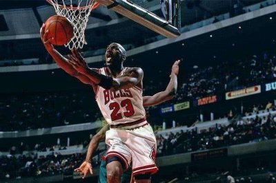 ​56岁乔丹和40岁娇妻恩爱，妻子曾坦言：乔丹是最会照顾我的老公