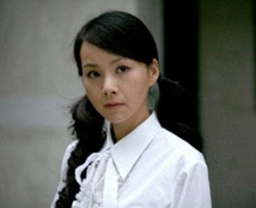 ​“艾美影后”何琳：与赵薇是上下铺，老公是知名导演，婆婆是吕中